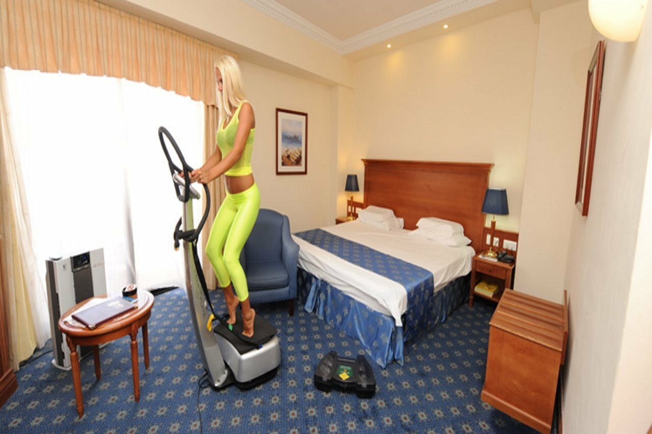 Fortina Spa Resort Sliema Exterior foto A woman on an elliptical trainer